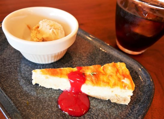沖縄黒糖アイスクリームとチーズケーキ