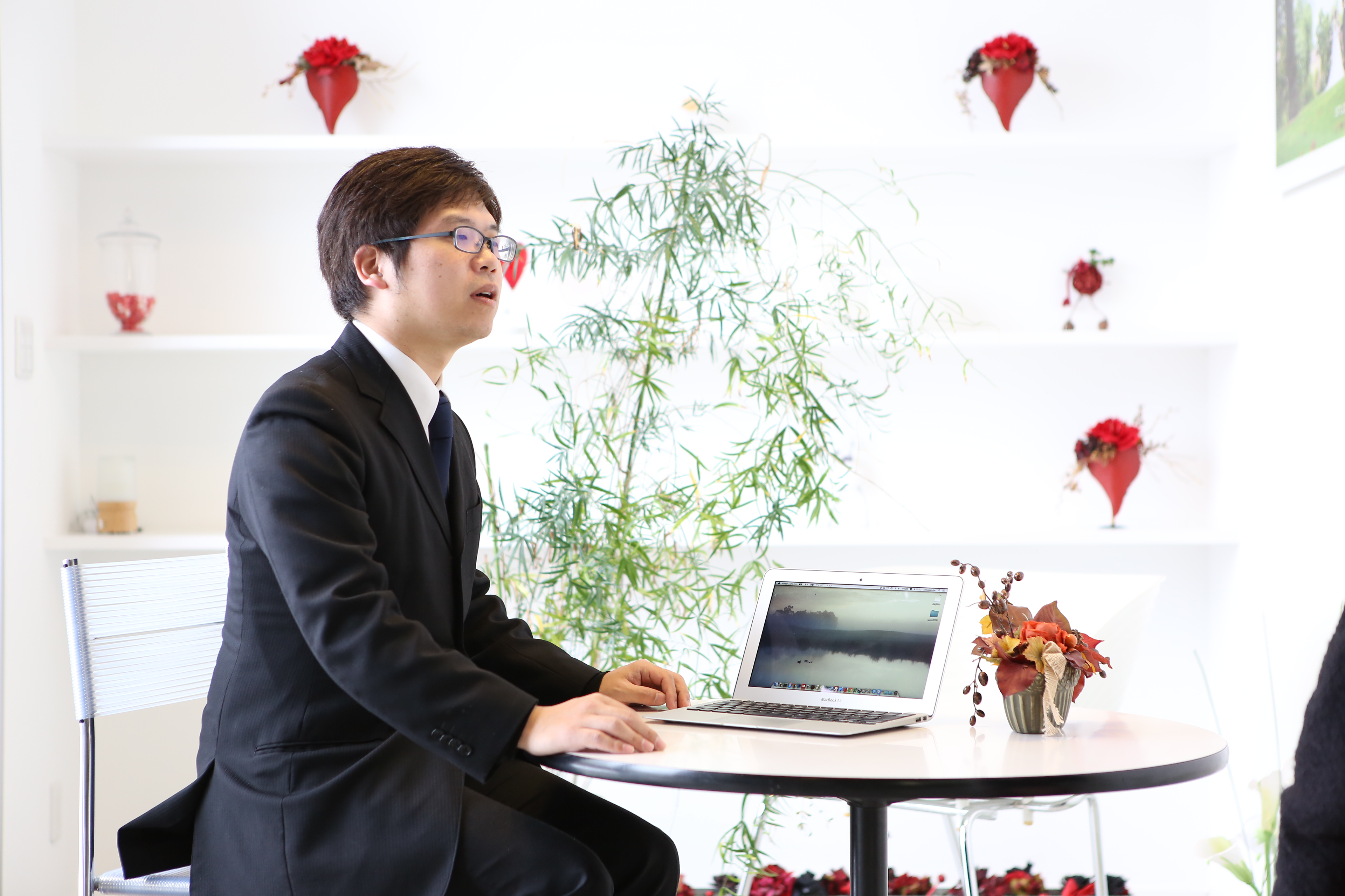 デスクでの打ち合わせ